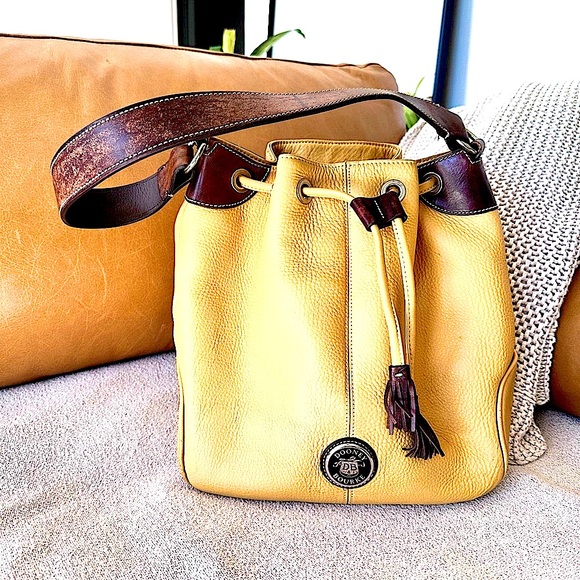 🛍️Vintage Dooney & Bourke yellow/brown leather bucket shoulder Bag. (14X12X6) - Picture 1 of 16